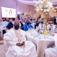 Pesta mewah yang dihadirkan oleh banyak orang penting dari negara tetangga ini menjadi kontroversi karena mendatangkan banyak orang. Apalagi terlihat jika saat acara banyak orang tidak memakai masker sedangkan kasus COVID-19 di Nigeria sedang tinggi. Foto: Instagram @aishambuhari