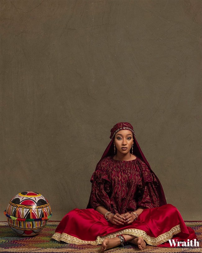 Ada beberapa orang yang menyayangkan Zahra tidak menyelesaikan kuliahnya dulu sebelum diperistri anak presiden berusia 17 tahun tersebut. Foto: Instagram @wraith_studios