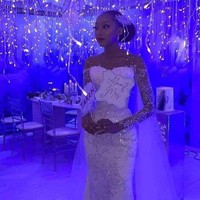 Orang-orang menyoroti mengapa tidak ada polisi Hisbah menegur gaun pengantin yang membentuk badan dan terbuka di bagian pundak tersebut. Padahal mereka sering melarang hal-hal yang dianggap haram dalam agama Islam, seperti alkohol, prostitusi, dan pakaian seksi. Karena itu, mereka menyebut bahwa aturan itu hanya untuk orang-orang miskin. Foto: Facebook Bliss Lowo Sejlo