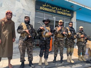 Taliban Gelar Parade di Bandara Kabul, Pasukan Badri 313 Berpose
