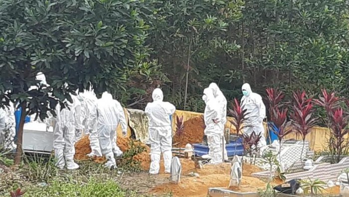 Petugas menguburkan jasad pasien COVID-19 di Kelurahan Kawal, Kabupaten Bintan, Kepulauan Riau (Nikolas Panama/Antara)