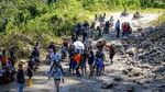 Jalan Putus Gegara Longsor, Warga Pikul Jenazah Sejauh 25 Km