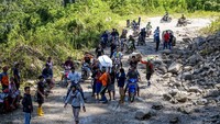 Jenazah tersebut terpaksa dipikul untuk pemakaman di desa asalnya di Desa Anca, Kecamatan Lindu yang berjarak lebih dari 25 kilometer karena akses jalan utama tidak dapat dilalui kendaraan roda empat akibat longsor.