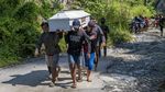 Jalan Putus Gegara Longsor, Warga Pikul Jenazah Sejauh 25 Km