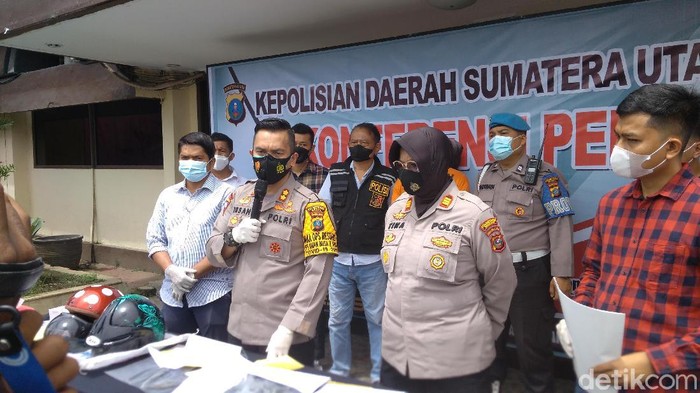 Polisi mengungkap kronologi pembunuhan yang dilakukan oleh pemuda Medan terhadap ayah dan abangnya (Datuk Haris Molana/detikcom)