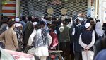 Warga Afghanistan Antre Berjam-jam Demi Ambil Uang di Bank