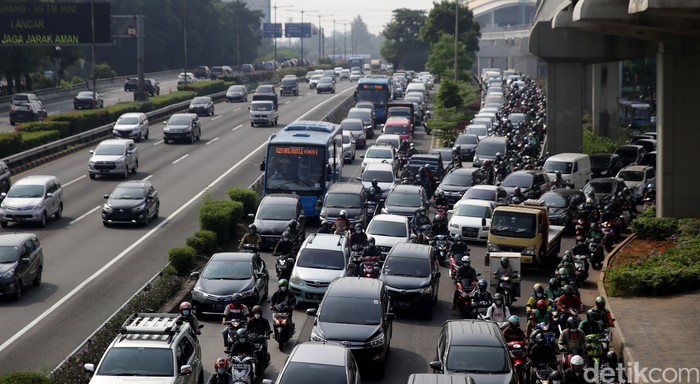 Kemacetan terlihat di Jalan MT Haryono, Jakarta. Meski PPKM di Ibu Kota kembali diperpanjang, kemacetan kembali terlihat di jalan-jalan Jakarta. Ini potretnya.