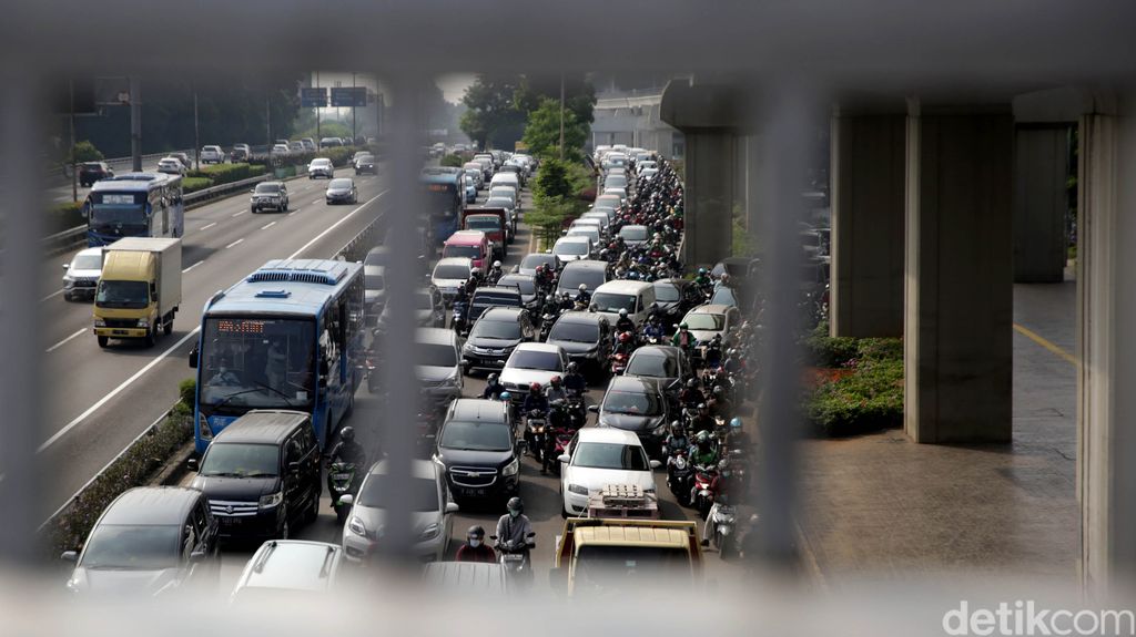 Kemacetan terlihat di Jalan MT Haryono, Jakarta. Meski PPKM di Ibu Kota kembali diperpanjang, kemacetan kembali terlihat di jalan-jalan Jakarta. Ini potretnya.
