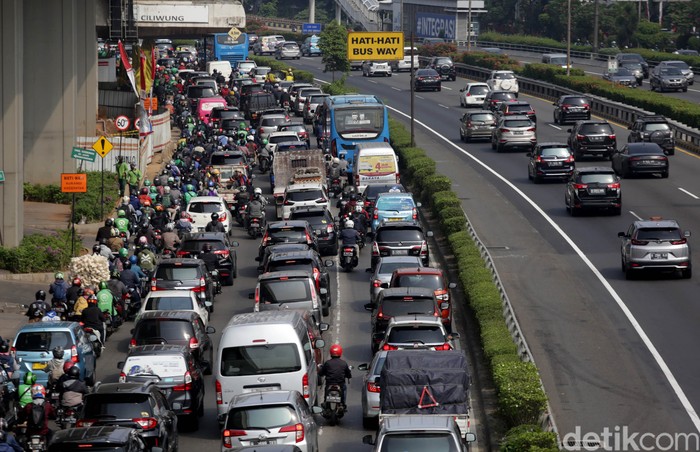 Kemacetan terlihat di Jalan MT Haryono, Jakarta. Meski PPKM di Ibu Kota kembali diperpanjang, kemacetan kembali terlihat di jalan-jalan Jakarta. Ini potretnya.