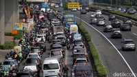 Di tengah perpanjangan penerapan PPKM level 3 di Jakarta, kebijakan ganjil-genap di ruas-ruas jalan Ibu Kota pun tetap diteruskan. Seperti diketahui, Polda Metro Jaya memberlakukan ganjil-genap di 3 ruas jalan utama, yakni Jalan Sudirman, Jalan Thamrin, dan Jalan Rasuna Said. Jalan Rasuna Said merupakan kawasan baru dengan penerapan ganjil-genap.