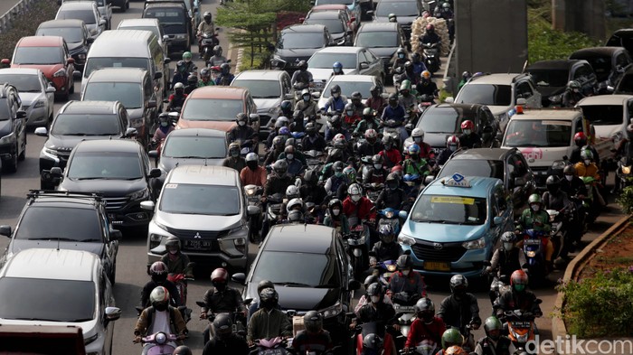 Kemacetan terlihat di Jalan MT Haryono, Jakarta. Meski PPKM di Ibu Kota kembali diperpanjang, kemacetan kembali terlihat di jalan-jalan Jakarta. Ini potretnya.