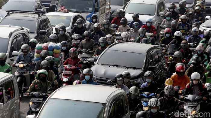 Kemacetan terlihat di Jalan MT Haryono, Jakarta. Meski PPKM di Ibu Kota kembali diperpanjang, kemacetan kembali terlihat di jalan-jalan Jakarta. Ini potretnya.