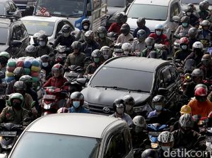 PPKM Diperpanjang, Jalanan di Jakarta Tetap Padat Kendaraan