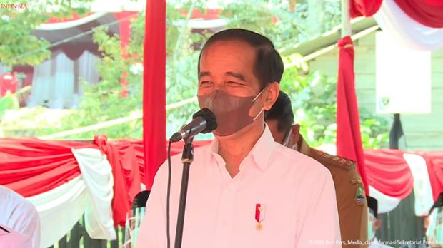 Presiden Joko Widodo menyapa para santri yang menjadi peserta vaksinasi Covid-19  bernama Luhut dari Binjai melalui konferensi video, dalam kunjungan kerjanya ke Pondok Pesantren Miftahul Falah, Kabupaten Kuningan, pada Selasa, 31 Agustus 2021. (Tangkapan Layar Youtube Sekretariat Presiden)
