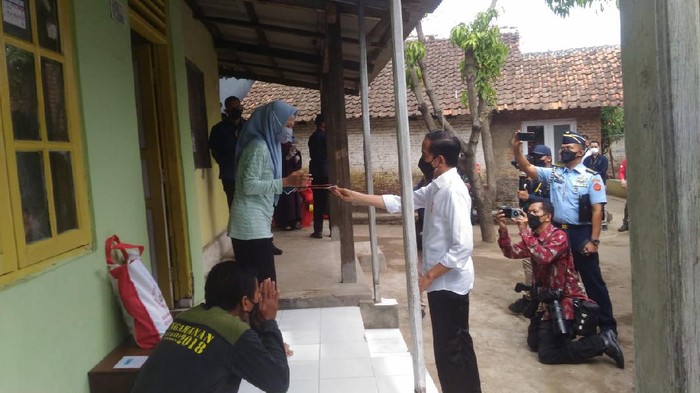 Presiden Jokowi meninjau pelaksanaan vaksinasi door to door di Cirebon.