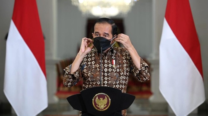 Presiden Joko Widodo melepas maskernya sebelum memberikan pernyataan pers tentang perkembangan terkini pelaksanaan Pemberlakuan Pembatasan Kegiatan Masyarakat (PPKM) di Istana Merdeka, Jakarta, Senin (30/8/2021). Presiden Joko Widodo memutuskan tetap memperpanjang kebijakan PPKM hingga 6 September 2021 meskipun perkembangan kasus COVID-19 semakin menunjukan tren penurunan. ANTARA FOTO/Biro Pers dan Media Setpres/Handout/wsj.