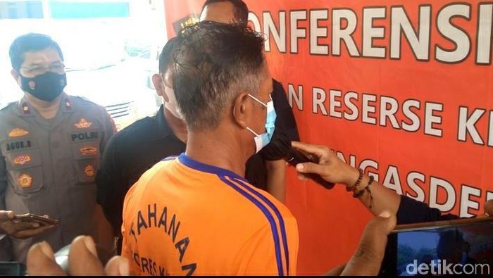 Pria paruh baya di Karawang tega dorong istrinya dari motor hingga tewas