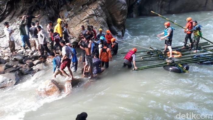 Proses evakuasi pria tenggelam di air terjung, Luwu Utara, Sulsel