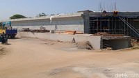 Pembuatan terowongan jalan desa dan saluran air sudah dimulai.
