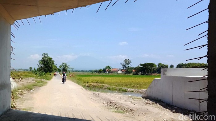 Proyek strategis nasional jalan tol Yogya-Solo yang melintas wilayah Kabupaten Klaten sudah dimulai. Begini penampakannya.