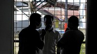 Disalah satu sisi juga terdengar suara warga berbincang akan berbagai hal. Yups, mereka adalah para penghuni salah satu pusat rehabilitasi bagi pecandu narkoba di Aceh.