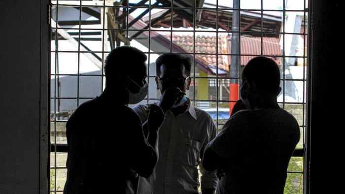 Sejumlah korban penyalahgunaan narkotika berada di dalam kamar saat menjalani rehabilitasi di Pusat Perawatan dan Pemulihan Adiksi Yayasan Generasi Emas Aceh (GEMA) di Desa Tibang, Kecamatan Syiah Kuala, Banda Aceh.