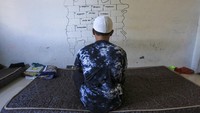 Lantunan ayat suci Alquran terdengar dari balik jeruji besi sudut kamar pasien pusat Rehabilitasi Perawatan dan Pemulihan Adiksi yayasan Generasi Emas Aceh (GEMA) di Desa Tibang, Kecamatan Syiah Kuala, Banda Aceh, Provinsi Aceh.