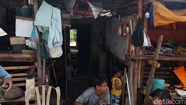 Rumah semipermanen mirip kandang ayam ini dihuni sekeluarga yang terdiri dari 2 KK di Brebes