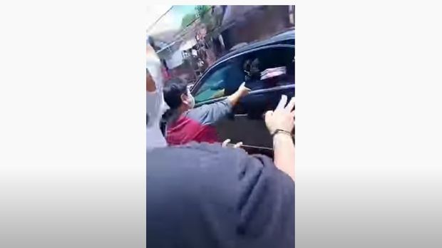 Saat Jokowi Mendadak Berikan Buku Tulis ke Anak-anak di Kuningan (Foto: Tangkapan layar video viral)