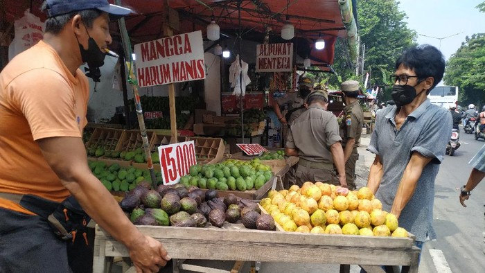 Satpol PP tertibkan PKL di trotoar Pasar Induk Kramat Jati, Jakarta Timur.