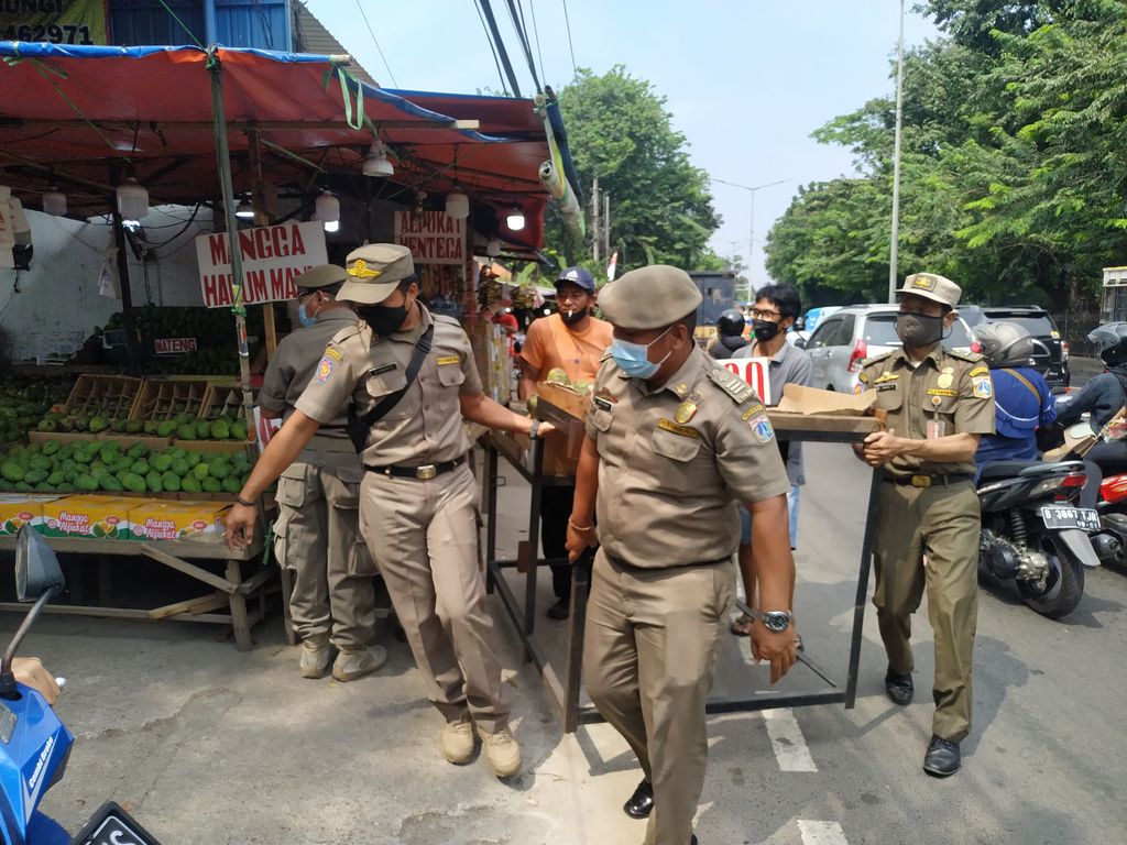Satpol PP tertibkan PKL di trotoar Pasar Induk Kramat Jati, Jakarta Timur.