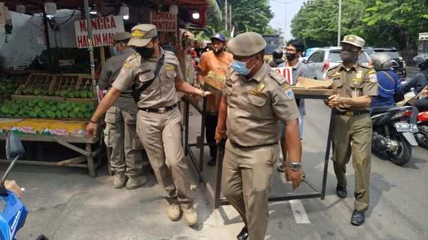 Satpol PP tertibkan PKL di trotoar Pasar Induk Kramat Jati, Jakarta Timur.