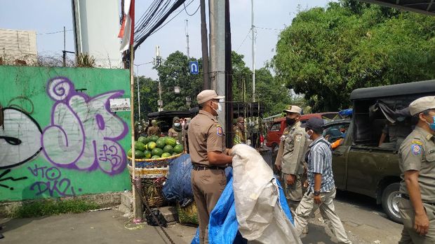 Satpol PP tertibkan PKL di trotoar Pasar Induk Kramat Jati, Jakarta Timur.