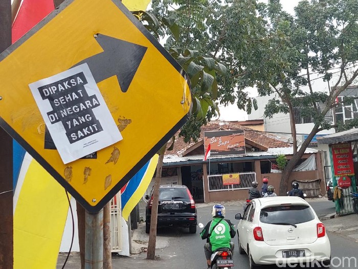 Selebaran Dipaksa sehat di negara yang sakit menghiasi jalanan Cimahi