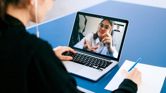 Memperingati 76 tahun kemerdekaan, masyarakat Indonesia harusnya bisa merdeka dari virus dan bakteri jahat agar hidup menjadi sehat dan produktif.