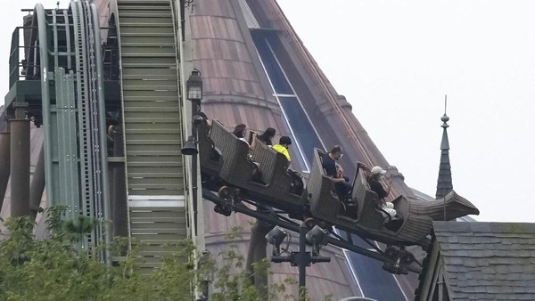 Mereka yang bisa masuk taman hiburan itu hanyalah para undangan. Guna mengantisipasi penyebaran virus Corona, uji coba dan simulasi taman hiburan Universal Studio itu menerapkan protokol kesehatan yang ketat. AP Photo/Ng Han Guan. Mereka yang bisa masuk taman hiburan itu hanyalah para undangan. Guna mengantisipasi penyebaran virus Corona, uji coba dan simulasi taman hiburan Universal Studio itu menerapkan protokol kesehatan yang ketat. AP Photo/Ng Han Guan.
