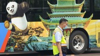 Terletak di distrik timur ibu kota Tongzhou, taman bermain tersebut terdiri dari taman hiburan Universal Studios, Universal CityWalk Beijing dan dua hotel. Tak hanya itu, mereka juga menyediakan 37 fasilitas rekreasi, atraksi bertema, dan puluhan gerai makanan dan minuman. Taman hiburan itu milik Beijing International Resort Co. Ini merupakan perusahaan patungan antara Beijing Shouhuan Cultural Tourism Investment Co dan Universal Parks & Resorts. AP Photo/Ng Han Guan.