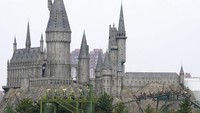 Sejumlah pengunjung tengah menaiki roller coaster di taman hiburan Universal Studio yang tengah diuji coba di kawasan Beijing, China, Selasa (31/8/2021). AP Photo/Ng Han Guan.
