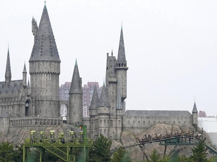 Siap-siap! China Bakal Segera Buka Universal Studio Terbesar di Dunia China tengah bersiap membuka taman hiburan Universal Studio pada bulan September mendatang. Taman hiburan itu diketahui akan dibuka dengan simulasi lebih dahulu