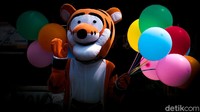 Dedi membawa balon berwarna-warni untuk dijual.