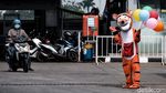 Tak Patok Harga, Badut Ini Jual Balon Seikhlasnya di SPBU Tangsel