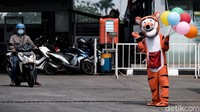 Dedi tidak mematok harga balon yang dijualnya. 