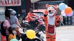 Tak Patok Harga, Badut Ini Jual Balon Seikhlasnya di SPBU Tangsel