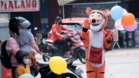 Sesekali, ada warga yang mampir untuk membeli balon dengan harga seikhlasnya.