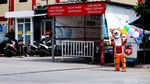 Tak Patok Harga, Badut Ini Jual Balon Seikhlasnya di SPBU Tangsel
