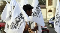 Sementara itu bendera putih milik Taliban dengan nama baru Emirat Islam Afghanistan mulai dijual dengan luas. (AP Photo)