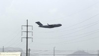  Sebelumnya, pesawat militer terakhir AS resmi meninggalkan bandara Kabul, Afghanistan. Penerbangan terakhir pesawat militer tersebut juga sebagai penanda berakhirnya proses evakuasi Amerika Serikat terhadap warganya dan warga Afghanistan dari kelompok Taliban. AP Photo/Wali Sabawoon. 