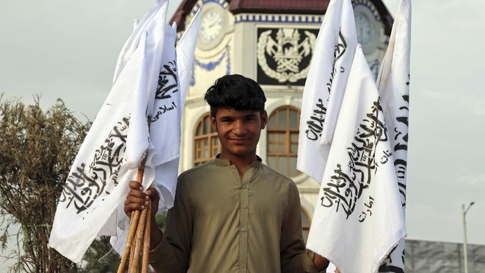 Taliban menyatakan kemerdekaan penuh Afghanistan usai pasukan AS pergi dari negara tersebut. Perginya pasukan AS ini akhiri perang selama 20 tahun di negara itu