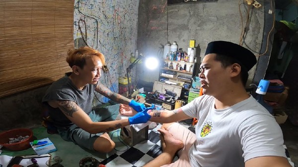 Adit mengaku tidak terinspirasi dari siapapun saat menato barcode sertifikat vaksin di tangannya. Dari pada lupa bawa kartu vaksin dan akhirnya tidak bisa ke mana-mana, ya sudah sekalian ditato saja, kata dia. (dok. Adhitya Putratama/Pribadi)