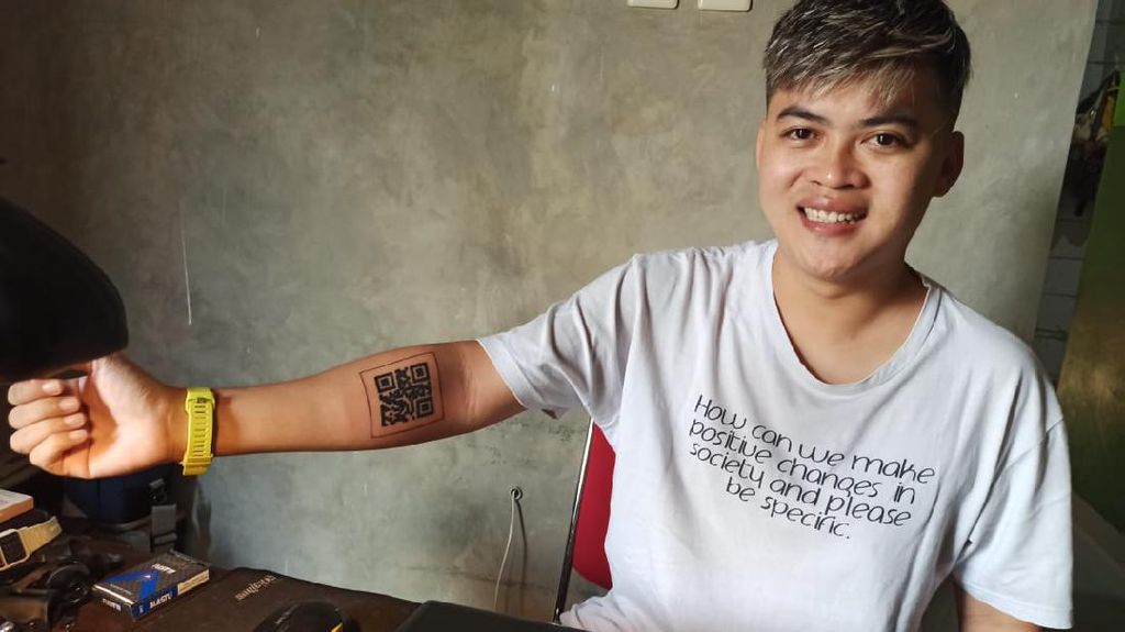 Foto: Pria Gunungkidul Tato Barcode Sertifikat Vaksin di Tangan